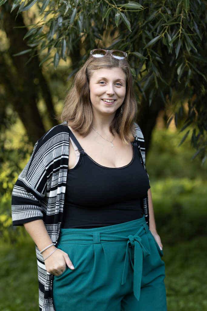 lektorka angličtiny Kateřina Valentová, letní fotka s pozadím stromu
